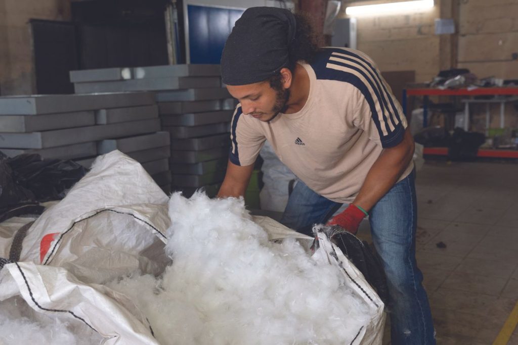 Une fois les étapes du défibrage et du séchage faites, la bagasse est mélangée à un liant textile. © Jean-Albert Coopmann